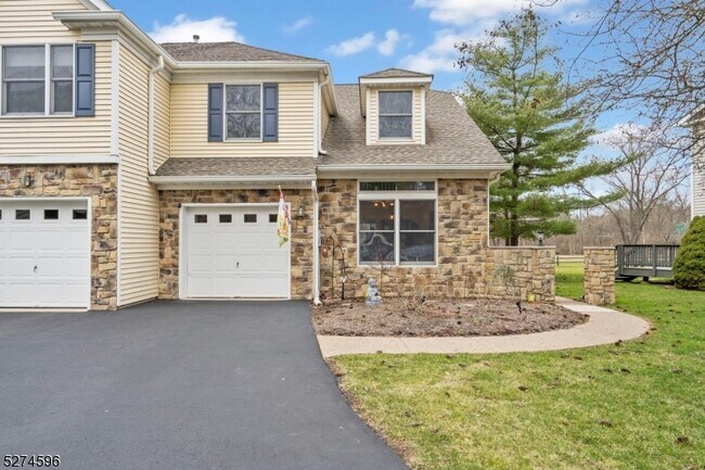 Building Photo - 18 Pond Ridge Dr