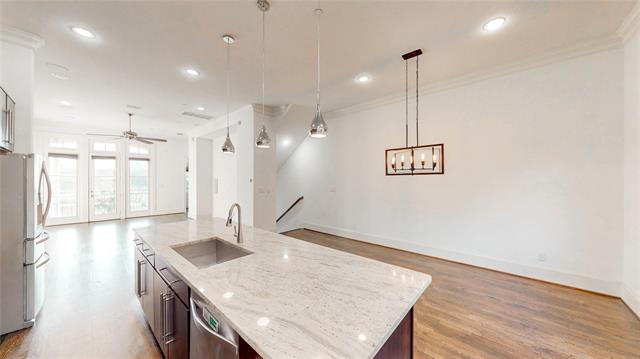 Building Photo - 620 S Pearl Expy