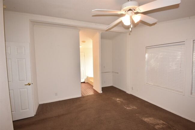 Building Photo - 10007 Elderberry Park Ln