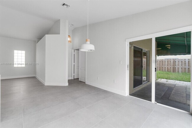 Building Photo - 5212 NW 112th Ct