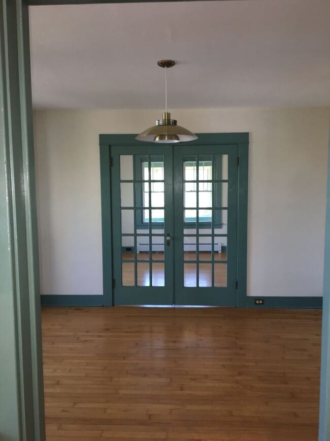 Building Photo - Lovely Single-Family 3BR Home in Vergennes...