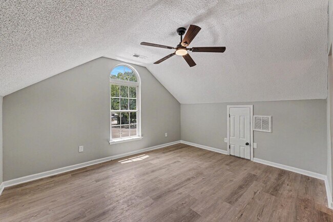 Building Photo - 1854 Oleander Ct