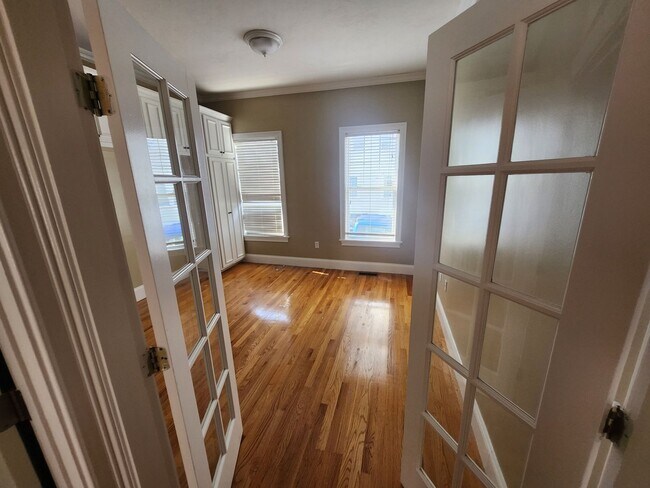 Building Photo - Bi Level Rehabbed 2 Bd 2 Bath With Laundry...