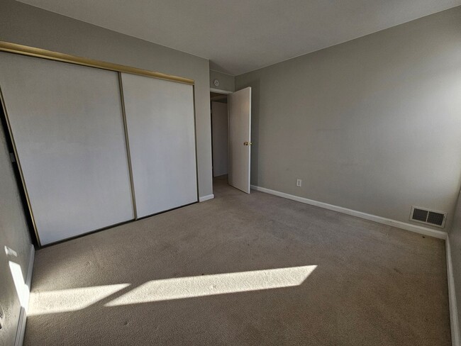 Building Photo - Virginia Vale Large 3 Story 3 Bedroom 2 1/...