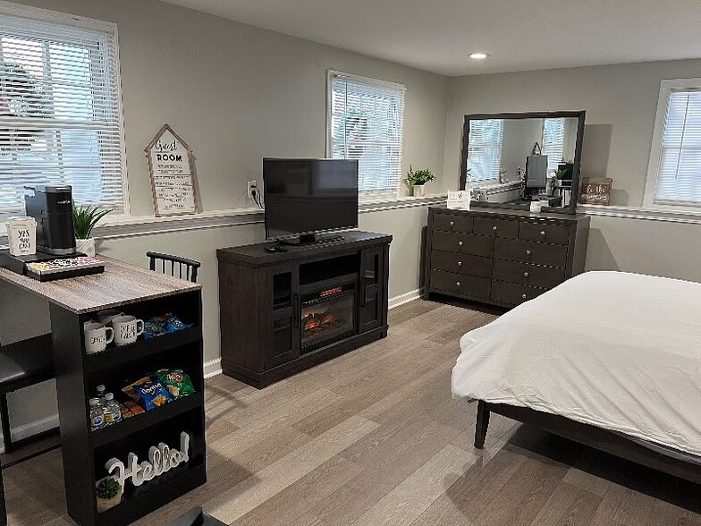 Spacious bedroom - 1344 Pinnacle Rd