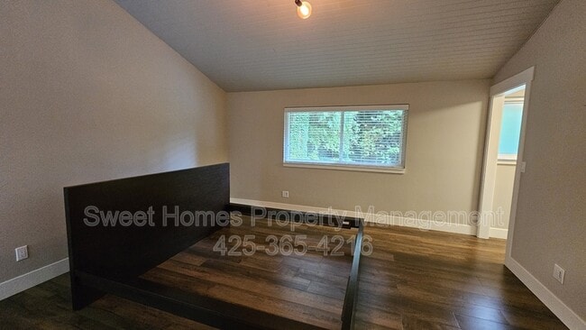Building Photo - 10940 NE 26th Pl