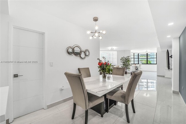 Building Photo - 999 Brickell Bay Dr