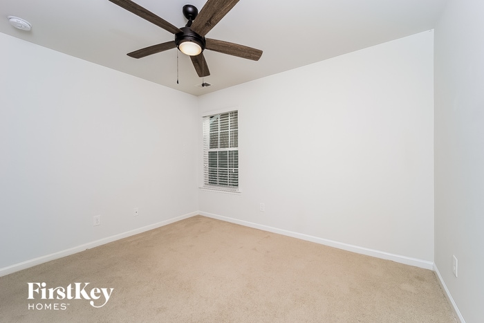 Building Photo - 826 Redbud Ln