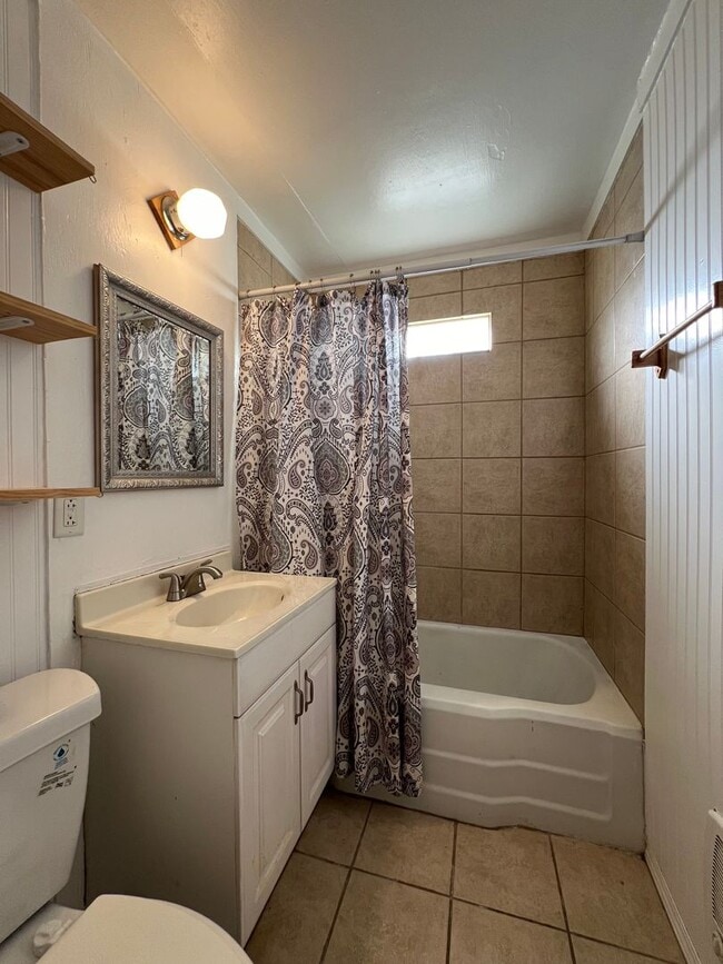 Building Photo - Spacious 2 Bed/1 Bath/Second Living Area/Pet Friendly!!!