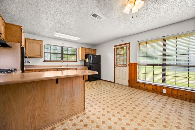 Building Photo - Check Out this 2 bed 1 bath in Alexandria