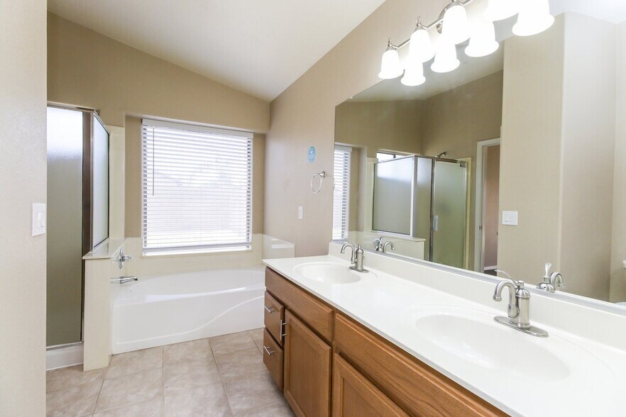 Building Photo - 12561 Desert Flower Rd