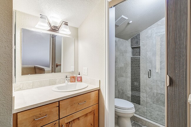 Building Photo - Updated 3bed/3bath! 1 car garage! Heat inc...