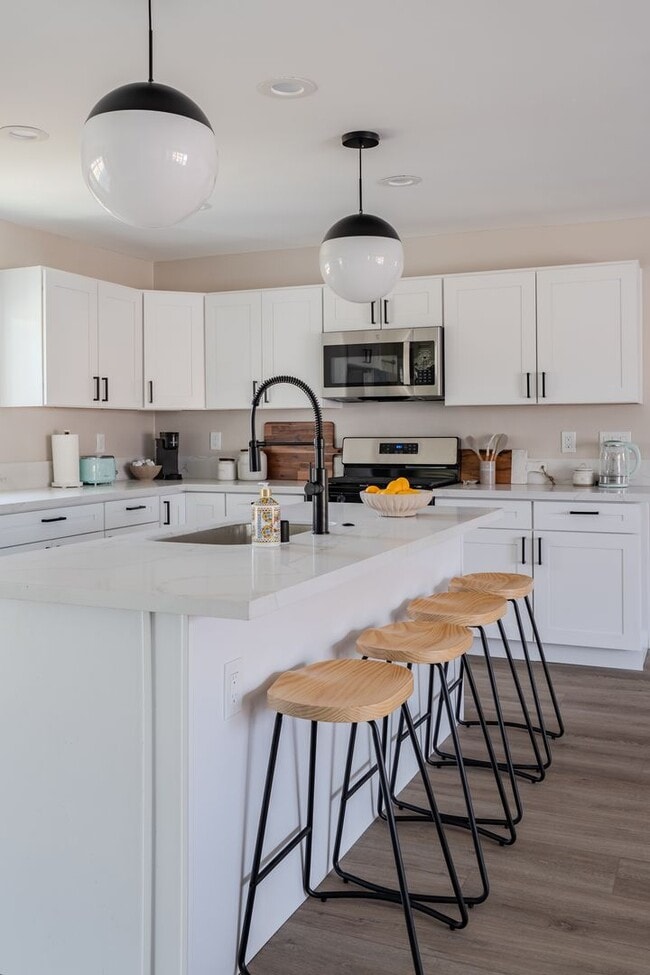 Building Photo - Fully remodeled!