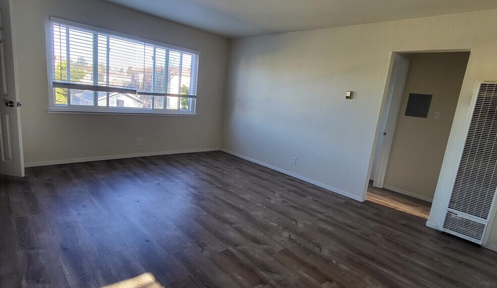 Building Photo - 3340 Belmont Ave