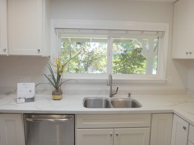 Building Photo - 3 Le Claire Ct