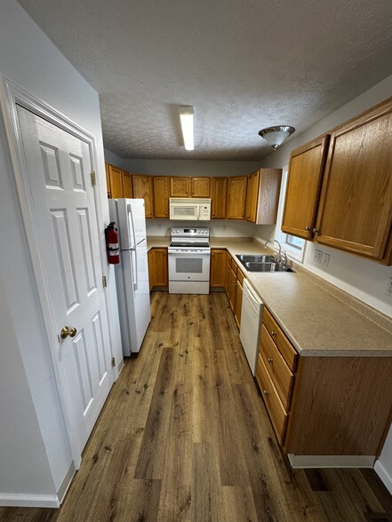 Kitchen - 859 E Saint Johns St