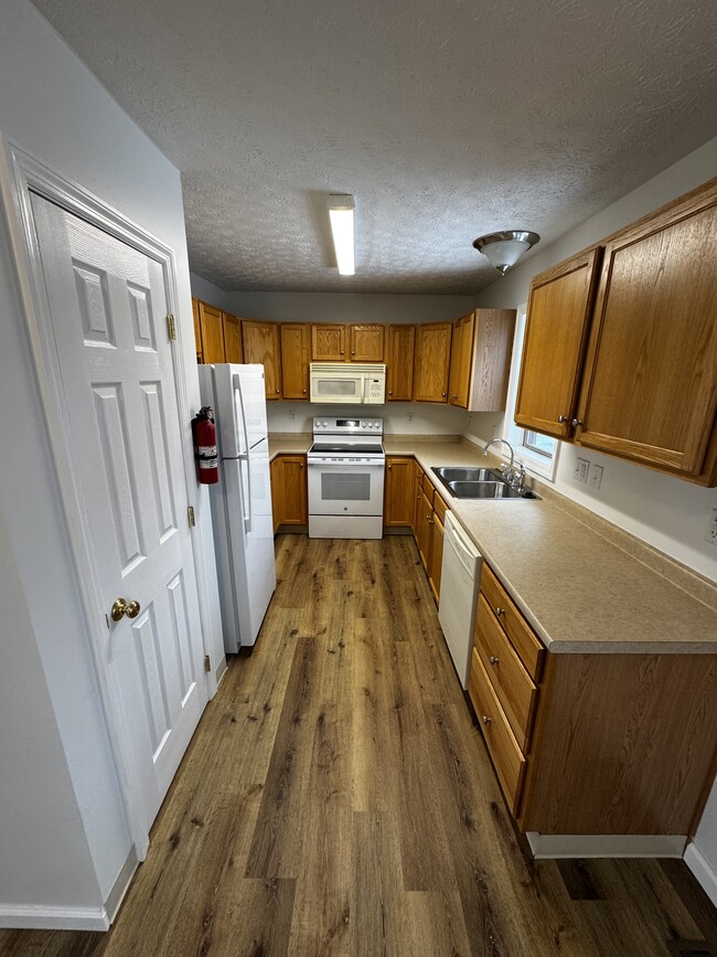 Kitchen - 859 E Saint Johns St