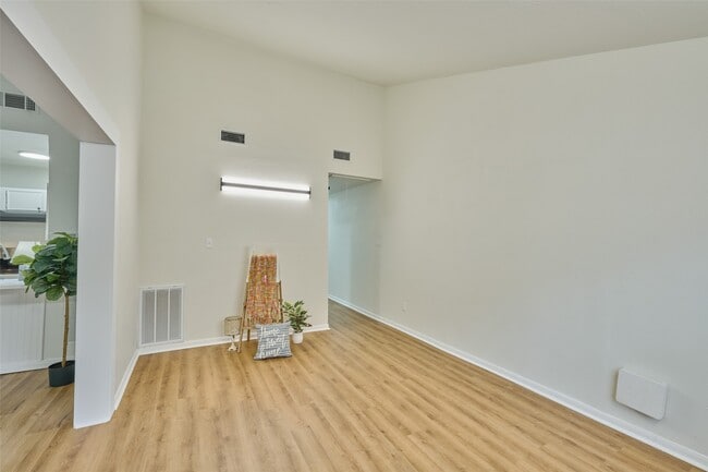 Building Photo - 31 Harbour Row Dr