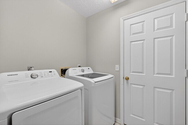 Building Photo - Available Now! Move-In Ready 3BR Home with Florida Room & Shed