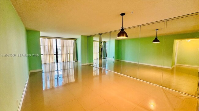 Building Photo - 800 Parkview Dr