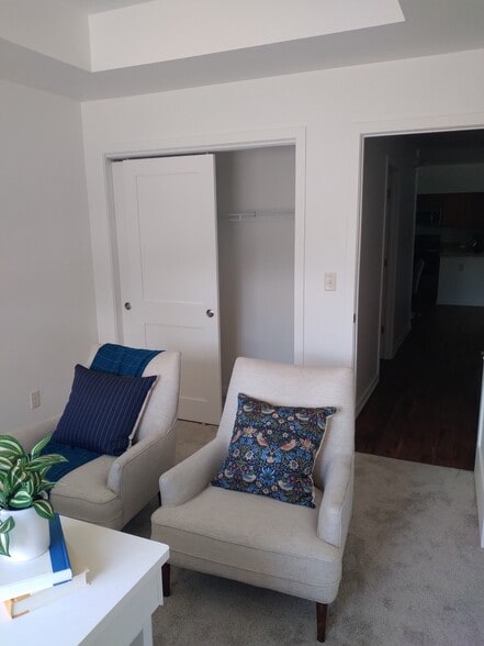 Building Photo - 2731 Pond Dr