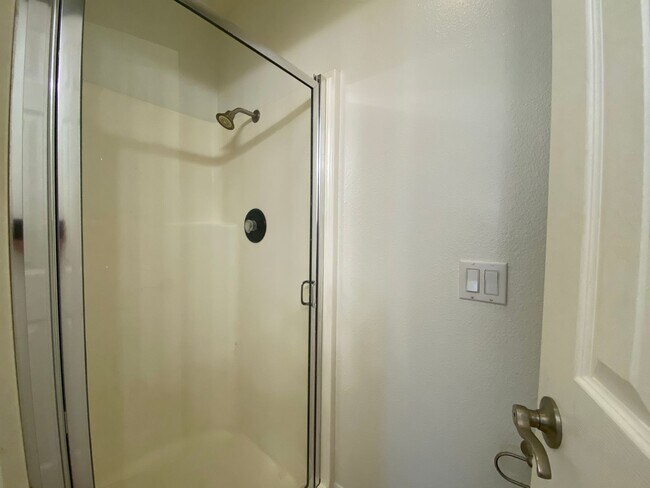Building Photo - 2 Bedroom, 2 Bath, Downstairs Condo!