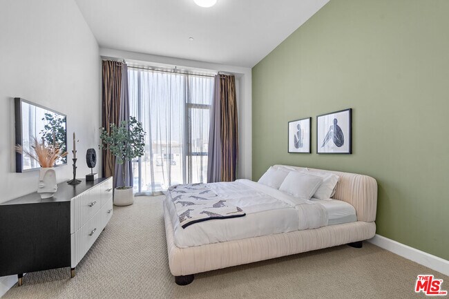 Building Photo - 3223 W 6th St