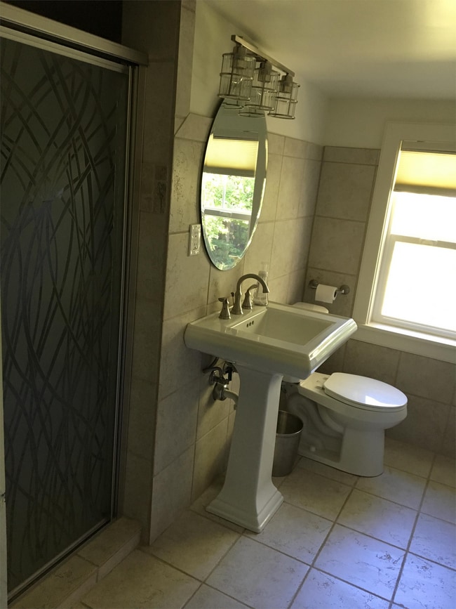 Building Photo - 615 Rice St E