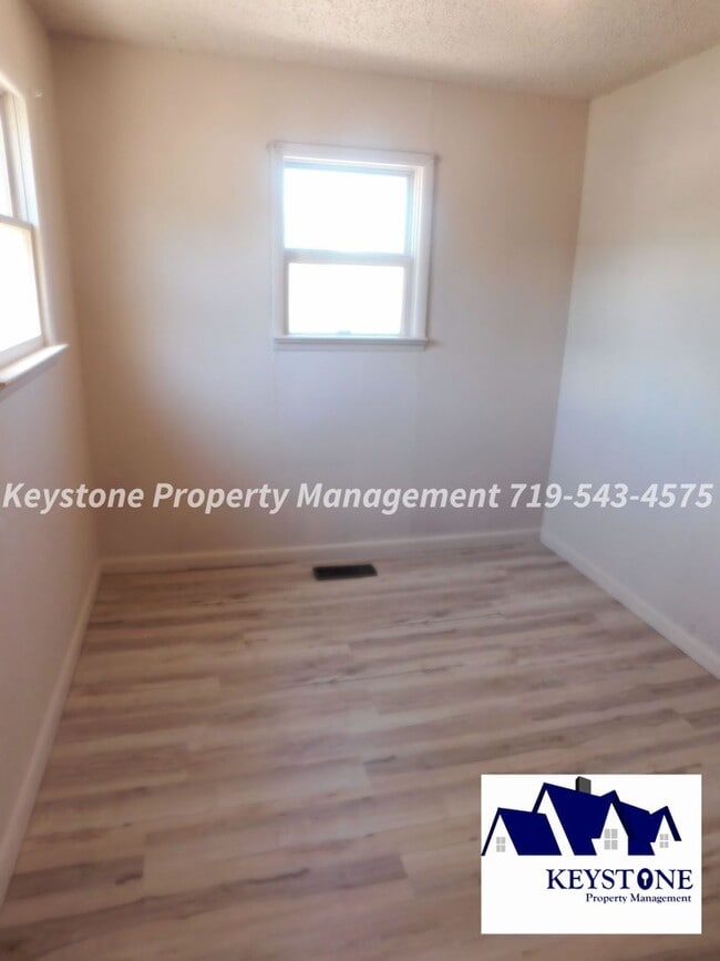 Building Photo - Small Dog Friendly! 3 Bedrooms / 1 Bath / 2 Car Detached Garage  Eastside Rancher