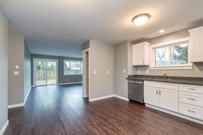 Building Photo - Beautiful, Spacious 4-bedroom home in Ferndale!