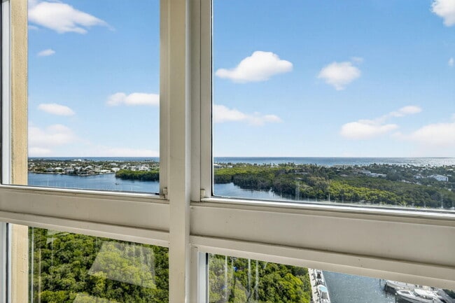 Building Photo - 700 E Boynton Beach Blvd