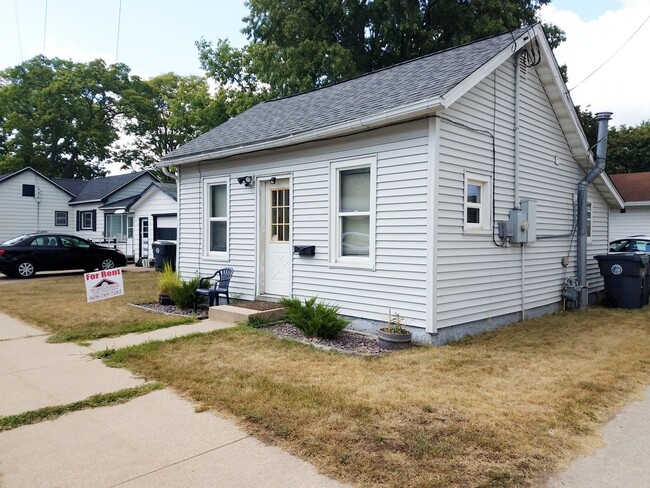 Building Photo - Cozy Home on the North Side