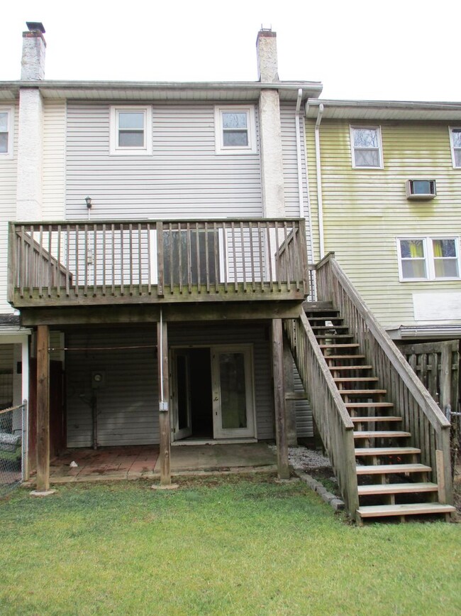 Building Photo - Available immediately! 3 Bedroom Townhouse