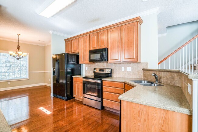 Building Photo - West Hills House 3BR/ 2.5BA, 2 Car garage, primary bedroom on main level