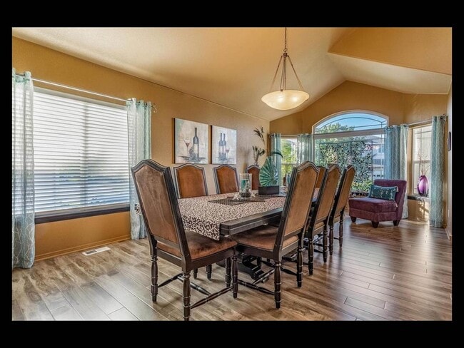 Building Photo - Fully Furnished home ** 1 to 2 month short term lease**