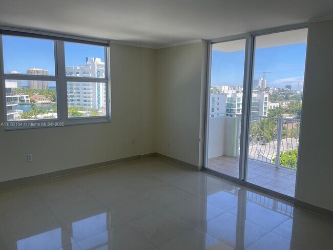Building Photo - 10350 W Bay Harbor Dr
