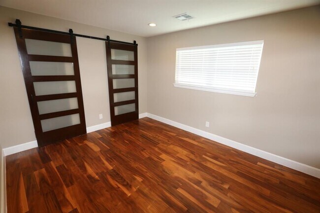 Building Photo - 2427 Droxford Dr