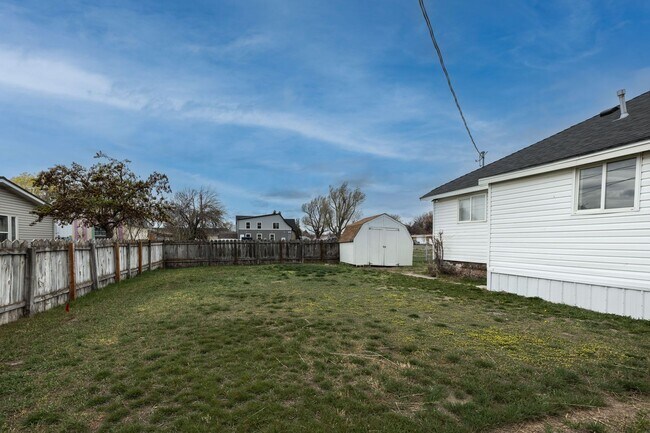 Building Photo - Newly Remodeled 3 Bed + Office, 1 Bath home in Rexburg, Fully fenced yard