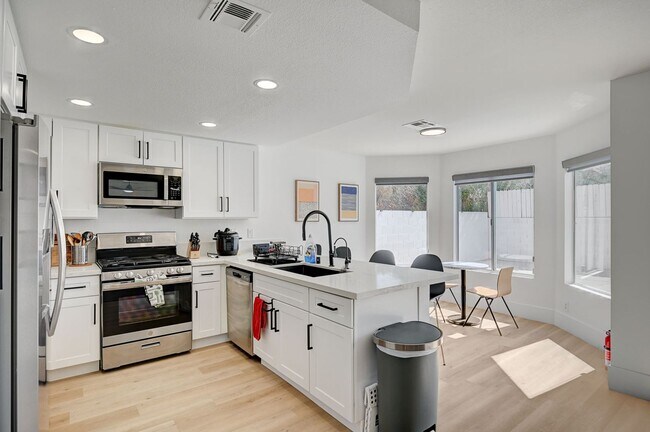 Building Photo - Furnished 4 bedroom home in the Lakes!