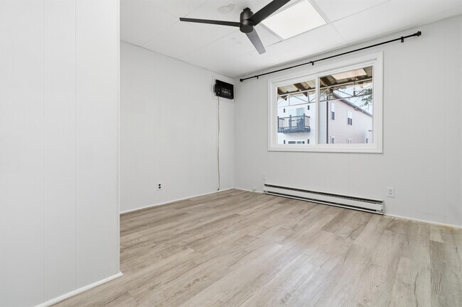 Building Photo - 80 E 24th St