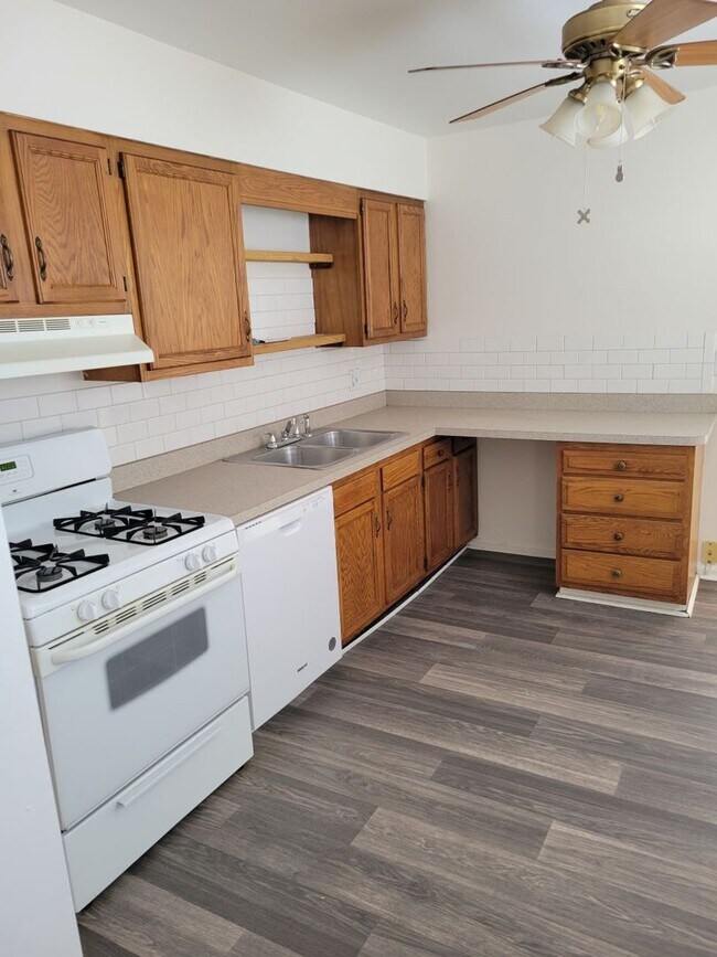 Building Photo - Quaint 2 Bedroom 1 bath home in south Toledo!