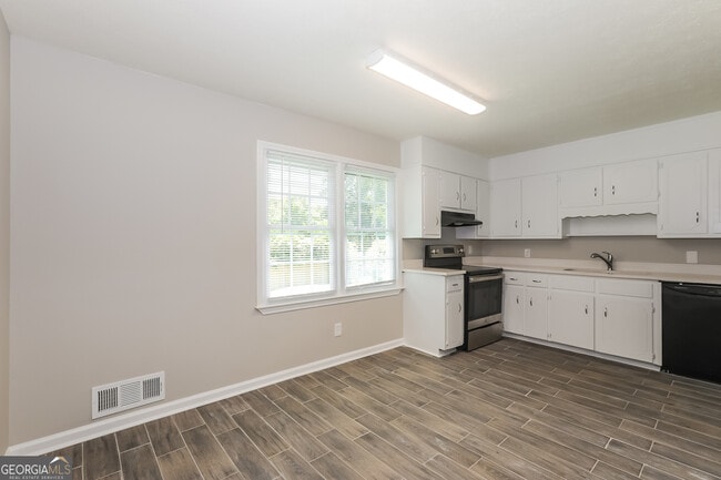 Building Photo - 2974 Landmark Dr SE