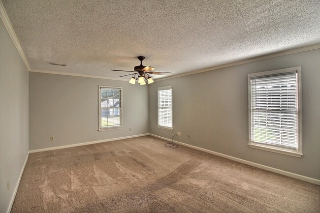 Building Photo - 383 E Valleywood Dr