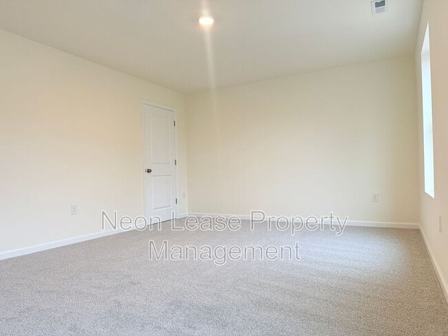 Building Photo - 400 N Walnut St