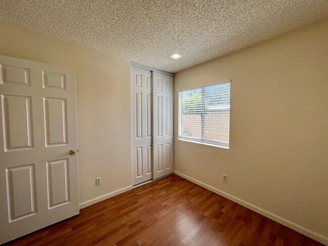 Building Photo - Available Now! 3 Bedroom, 2 bathroom home ...