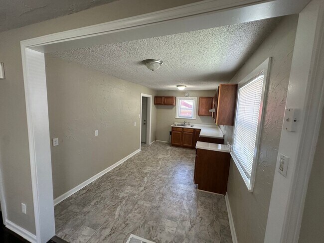 Building Photo - 3 potential 4 bedroom in desirable Beech G...