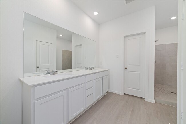 Building Photo - 830 Heaven Dr