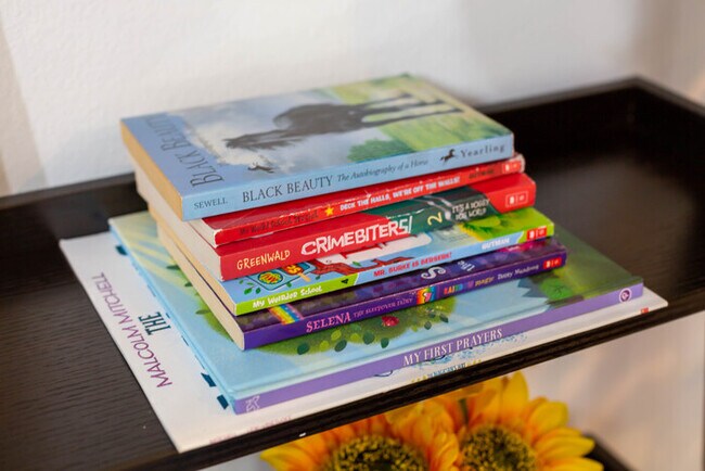 Building Photo - Newly Remodeled 5B4B. 2 mile from the Rose Parade!