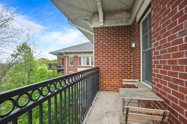 Building Photo - 2 Bedroom Unit in Midtown Neighborhood of Atlanta