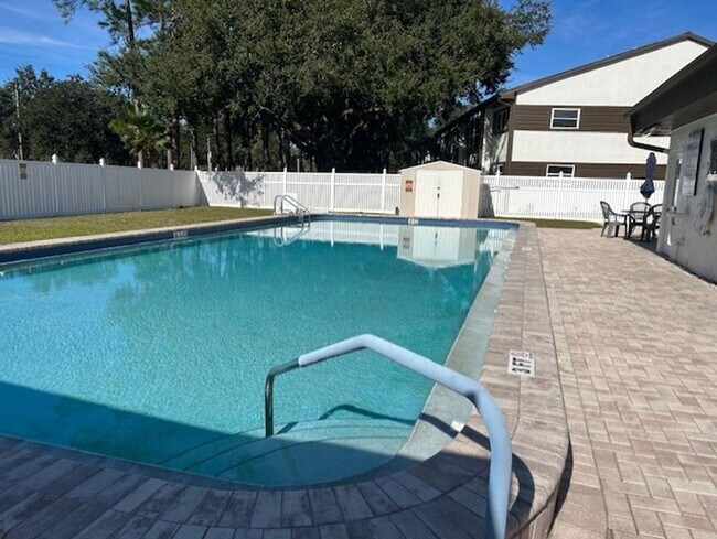 Building Photo - Well maintained 2/2 condo in 55+ community